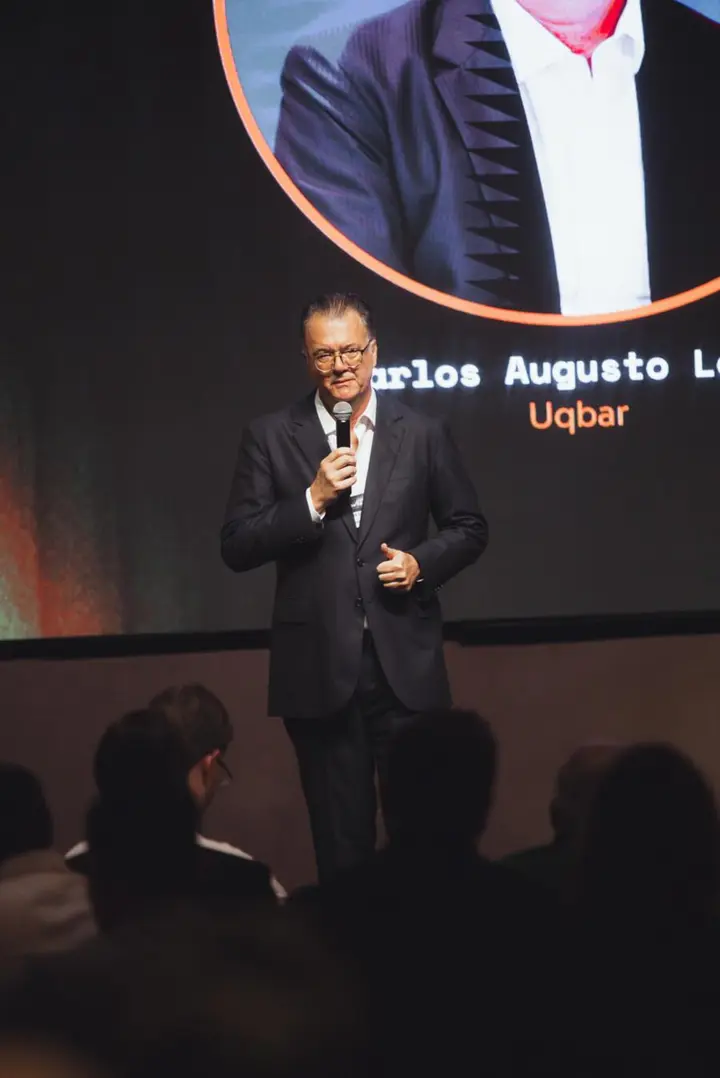 Executivo discursando no palco