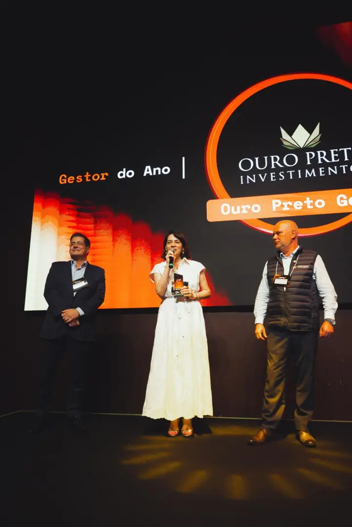Entrega do prêmio Gestor do Ano no palco