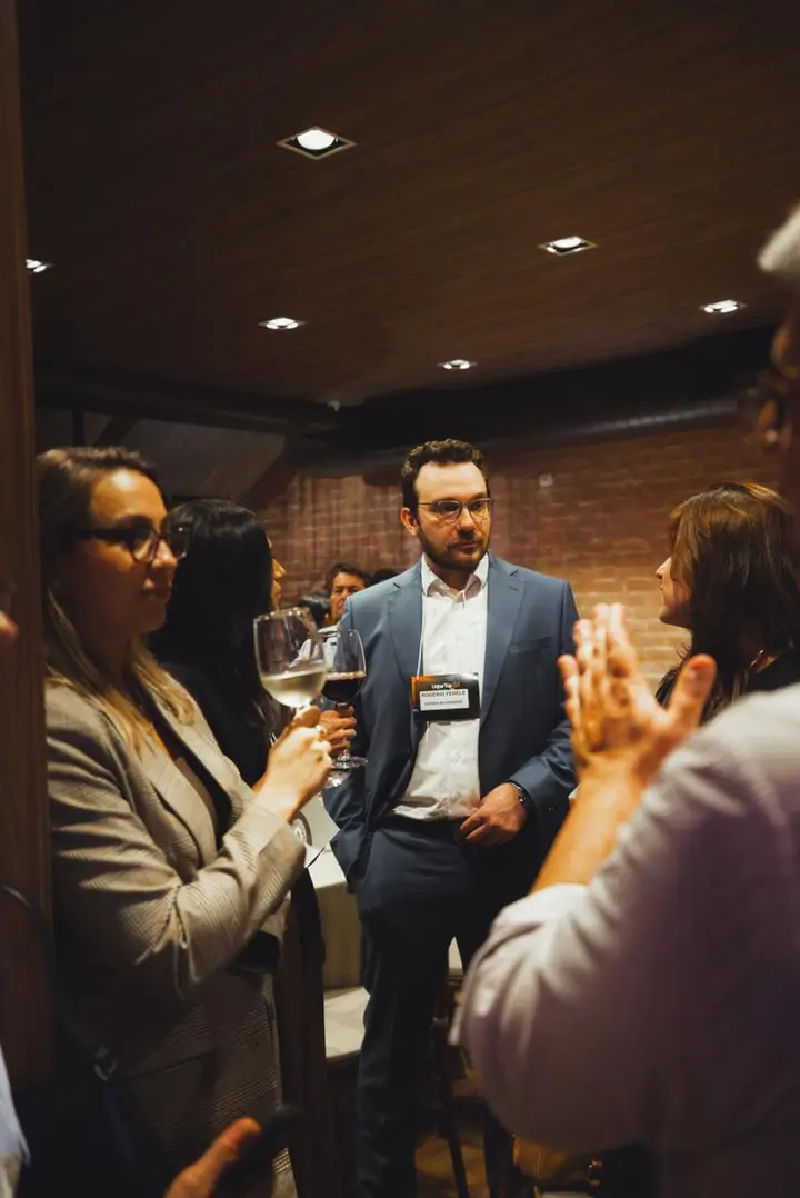 Convidados conversando durante o networking