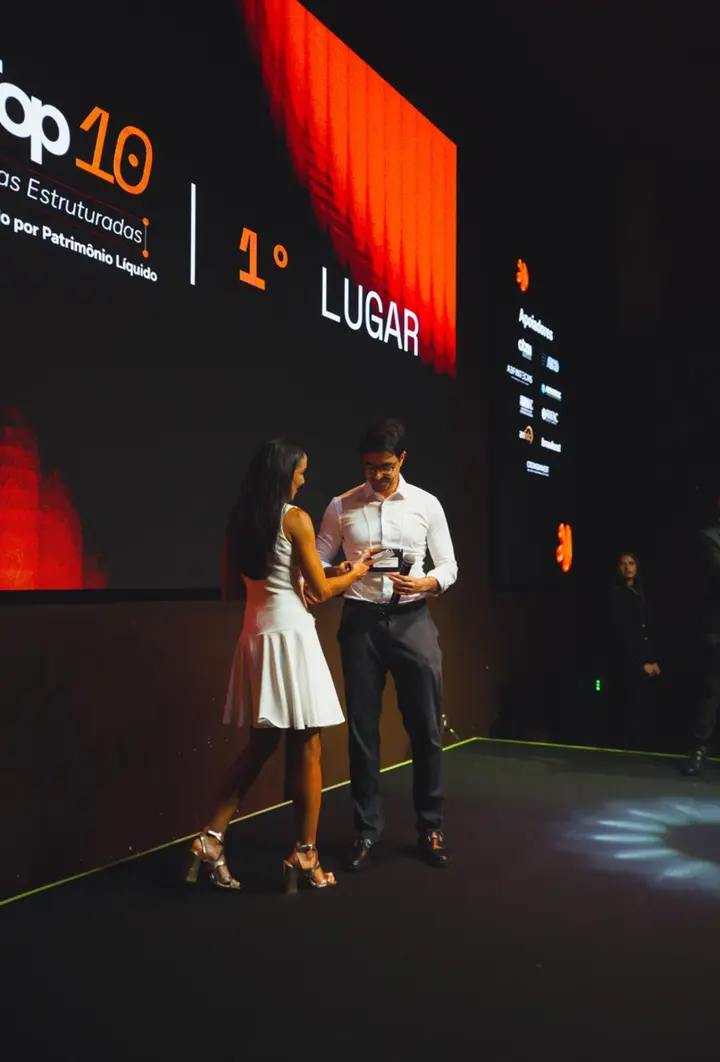 Premiados recebendo o troféu