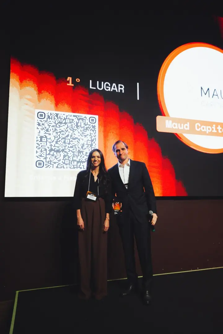 Premiados no palco diante do telão de 1º lugar